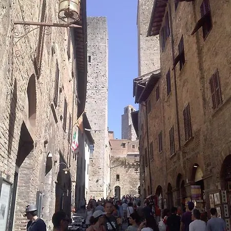La Torre Nomipesciolini Guest house *